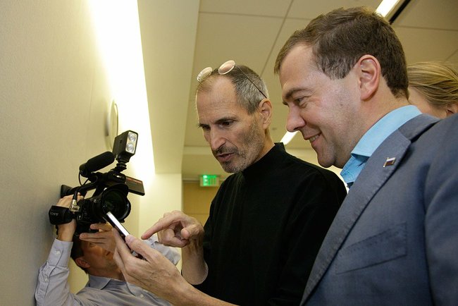 Стив Джобс демонстрирует Дмитрию Медведеву все возможности iPhone 4