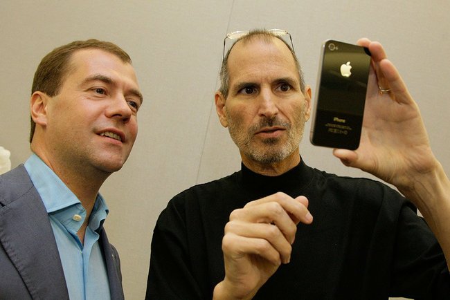 Стив Джобс подарил Дмитрию Медведеву iPhone 4